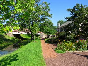 Hoomestead General Store and Canal towpath